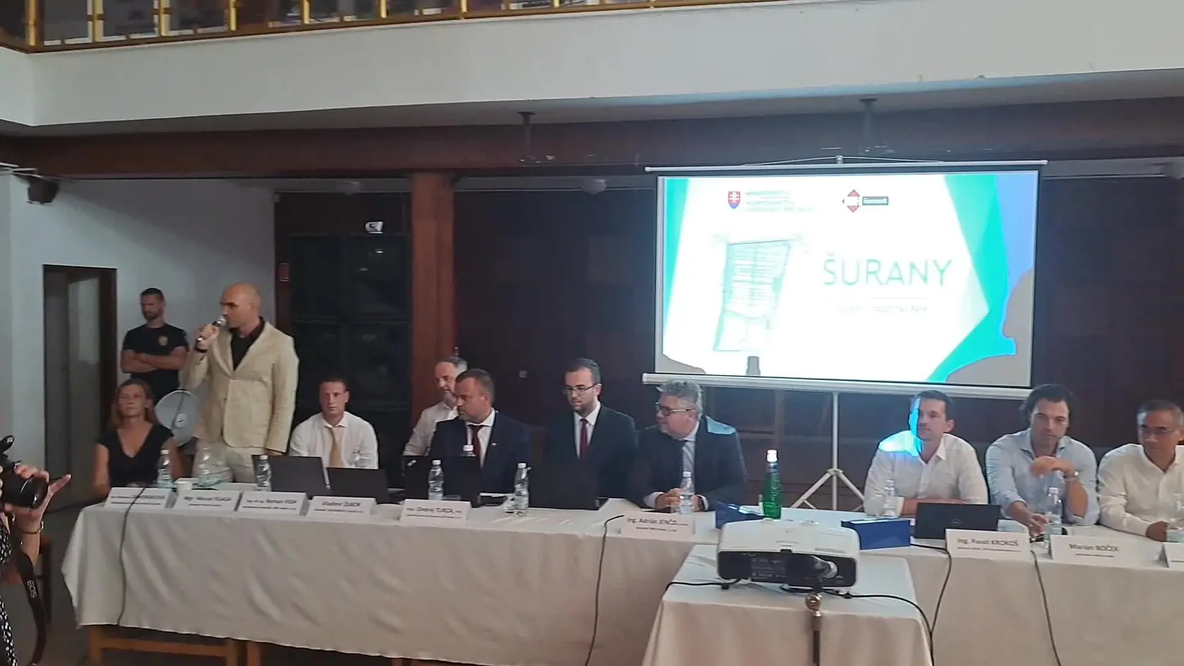 Ľudia na verejnom stretnutí takto reagovali na primátora mesta Šurany.
