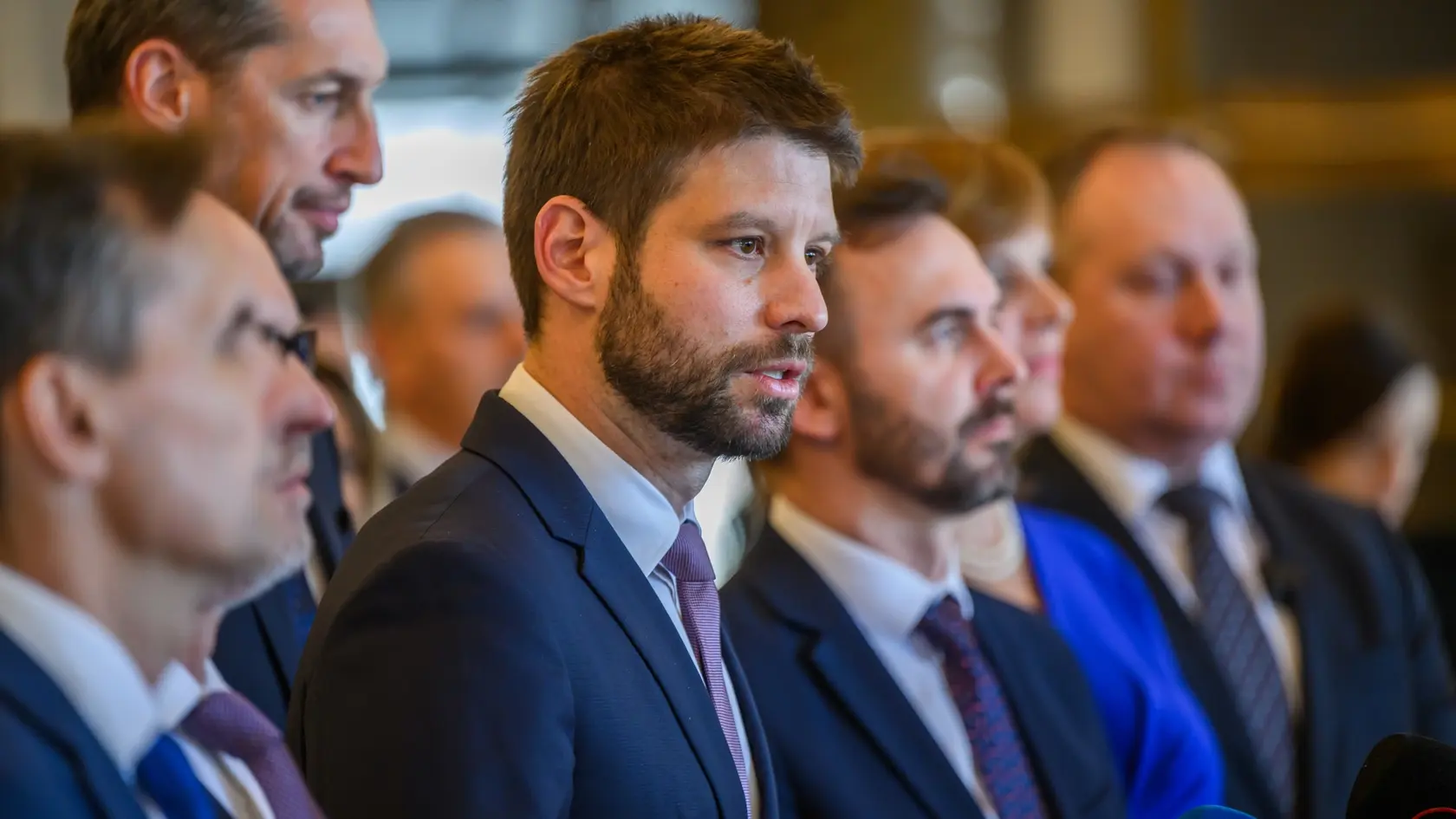 Na snímke uprostred poslanec NRSR Michal Šimečka (Progresívne Slovensko).