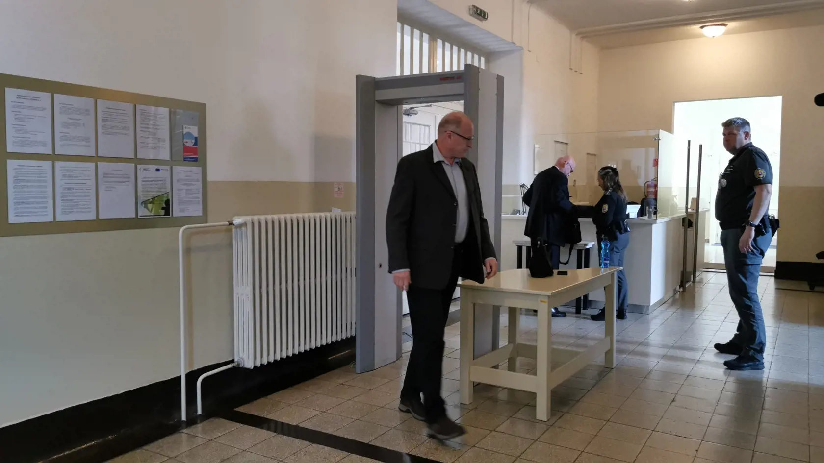 Napriek tomu, že na súd sa dostavili obaja obžalovaní, prokurátor, traja poškodení aj štyri obhajcovia, pojednávanie sa nezačalo. Neprišiel totiž jeden sudca, člen senátu.