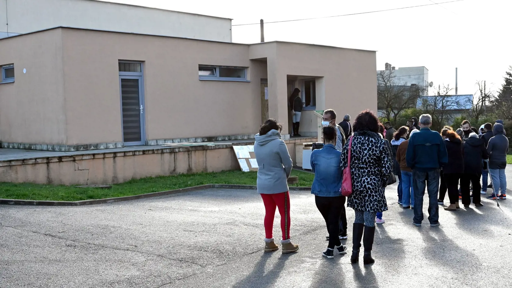 Na Slovensku sa začalo celoplošné testovanie na ochorenie COVID-19. Testovať sa bude od soboty 31. októbra do nedele 1. novembra. Vytvorených má byť viac ako 5000 odberných miest a 4901 odberných tímov. Na snímke občania čakajú v rade na testovanie v dome smútku obce Lastovce v okrese Trebišov v sobotu 31. novembra 2020. FOTO TASR - Roman Hanc