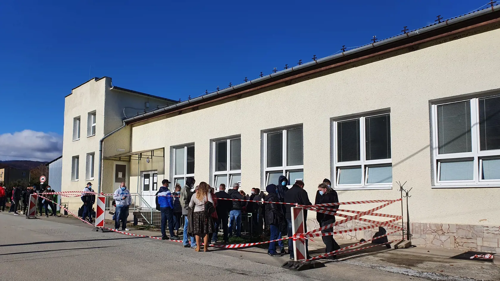 Na Slovensku sa začalo celoplošné testovanie na ochorenie COVID-19. Testovať sa bude od soboty 31. októbra do nedele 1. novembra. Vytvorených má byť viac ako 5000 odberných miest a 4901 odberných tímov. Na snímke rad záujemcov o testovanie v odbernom mieste v Nižnom Klátove v okrese Košice-okollie 31. októbra 2020. EASYFOTO TASR - Diana Semanová