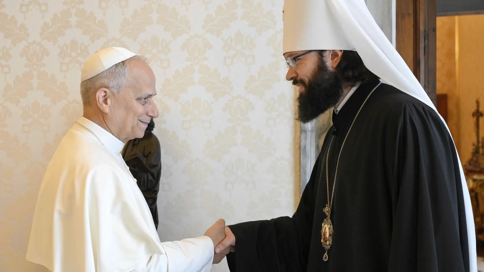 Pápež Lev XIV. (vľavo) a predseda oddelenia pre vonkajšie cirkevné vzťahy moskovského patriarchátu, volokolamský metropolita Anton Sevriuk sa vítajú počas stretnutia vo Vatikáne