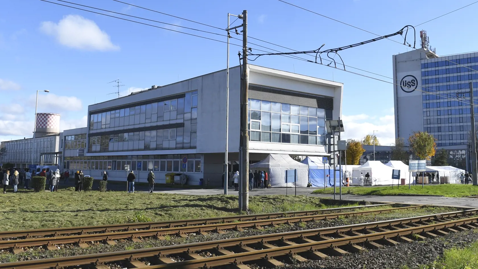 Na Slovensku sa začalo celoplošné testovanie na ochorenie COVID-19. Testovať sa bude od soboty 31. októbra do nedele 1. novembra. Vytvorených má byť viac ako 5000 odberných miest a 4901 odberných tímov. Na snímke testovanie v U. S. Steel v Košiciach 31. októbra 2020.  FOTO TASR – František Iván