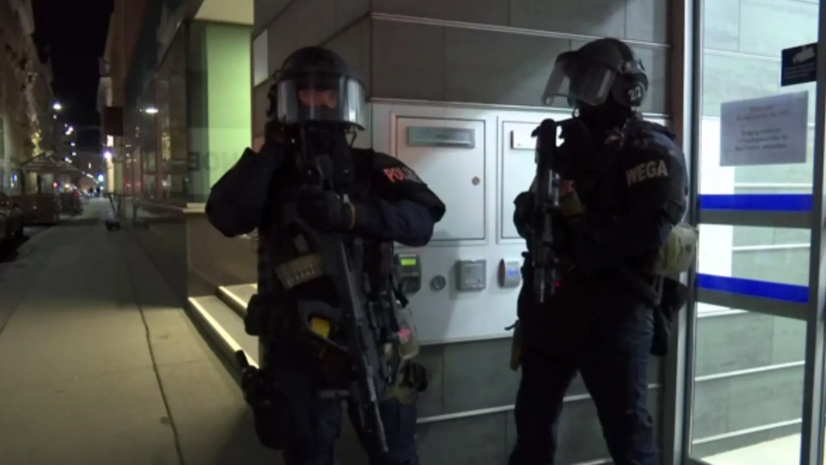KK51 Viedeň - Na videosnímke policajti zasahujú na mieste po streľbe neďaleko synagógy 2. novembra 2020 vo Viedni. Jeden páchateľ pondelňajšej streľby pri synagóge v centre Viedne prišiel zrejme o život a druhý je pravdepodobne na úteku. Informovala o tom agentúra APA s odvolaním sa na rakúske ministerstvo vnútra.  Podľa rezortu vnútra išlo zrejme o teroristický útok alebo amok. Ako píše stanica ORF, k streľbe došlo krátko po 20.00 h. Polícia hlásila viacerých zranených, pričom podľa denníka Kro
