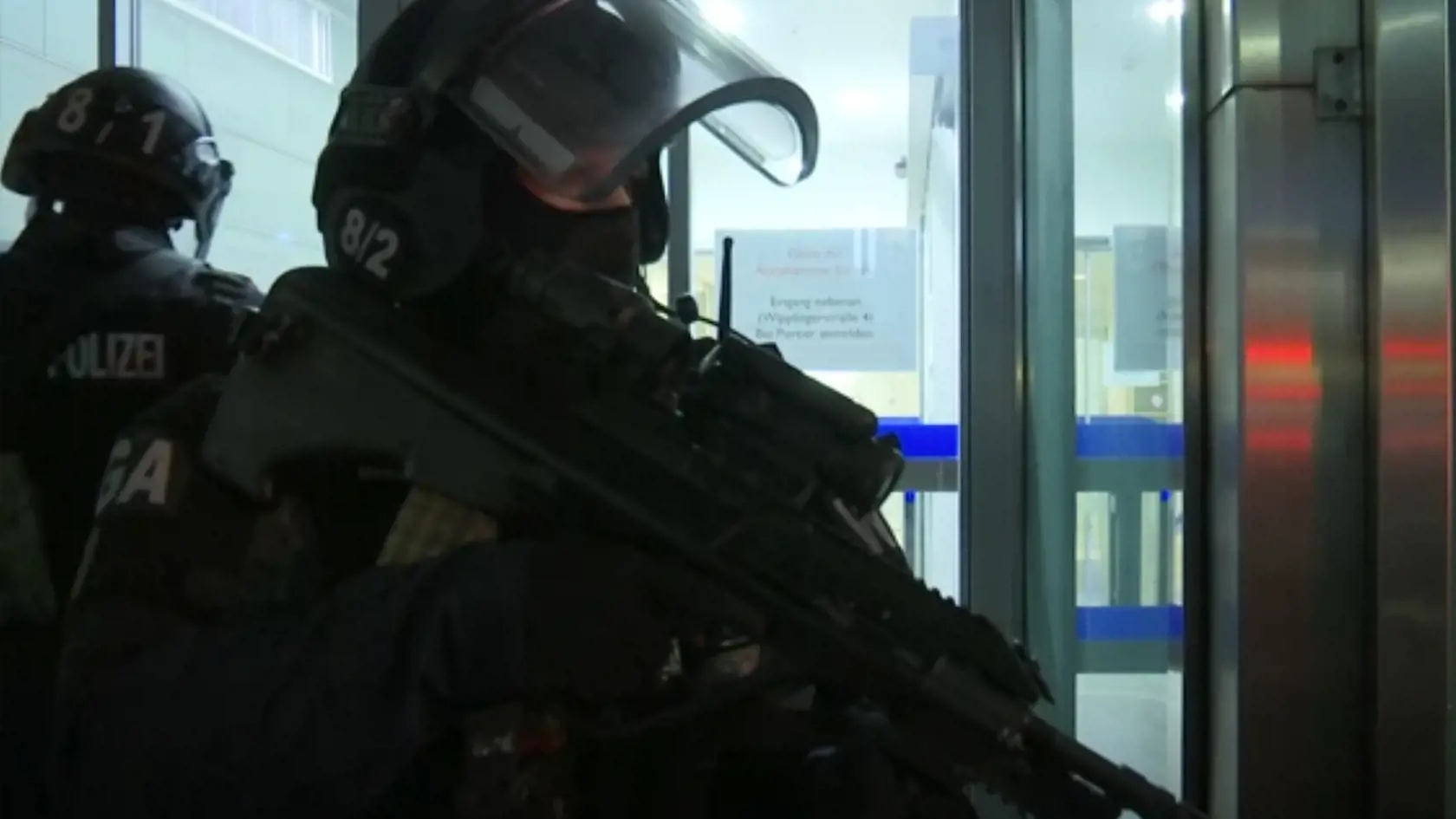 KK52 Viedeň - Na videosnímke policajti zasahujú na mieste po streľbe neďaleko synagógy 2. novembra 2020 vo Viedni. Jeden páchateľ pondelňajšej streľby pri synagóge v centre Viedne prišiel zrejme o život a druhý je pravdepodobne na úteku. Informovala o tom agentúra APA s odvolaním sa na rakúske ministerstvo vnútra.  Podľa rezortu vnútra išlo zrejme o teroristický útok alebo amok. Ako píše stanica ORF, k streľbe došlo krátko po 20.00 h. Polícia hlásila viacerých zranených, pričom podľa denníka Kro