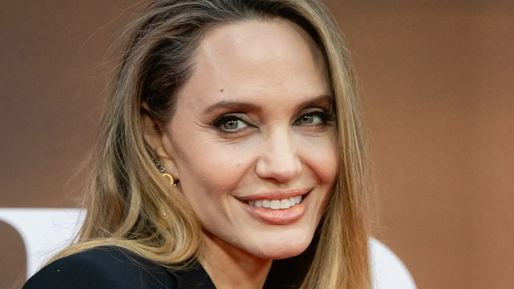 Angelina Jolie síce oslávila okrúhle 50. narodeniny, no všade, kde sa zjaví, doslova žiari mladistvým a sviežim výzorom.