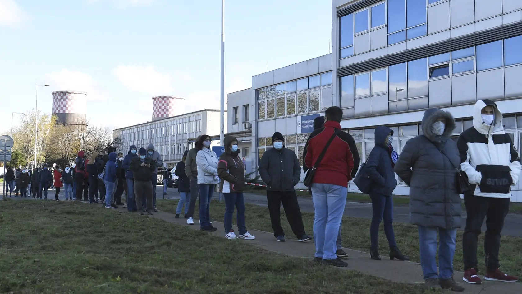 Na Slovensku sa začalo celoplošné testovanie na ochorenie COVID-19. Testovať sa bude od soboty 31. októbra do nedele 1. novembra. Vytvorených má byť viac ako 5000 odberných miest a 4901 odberných tímov. Na snímke ľudia čakajú v rade na testovanie v U. S. Steel v Košiciach 31. októbra 2020.  FOTO TASR - František Iván