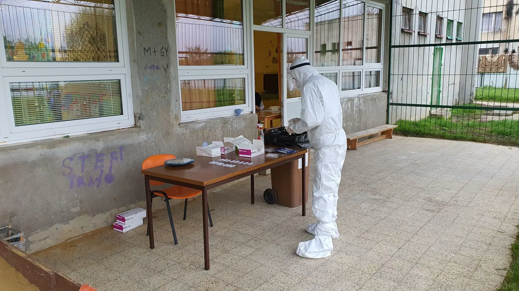 Na Slovensku sa začalo celoplošné testovanie na ochorenie COVID-19. Testovať sa bude od soboty 31. októbra do nedele 1. novembra. Vytvorených má byť viac ako 5000 odberných miest a 4901 odberných tímov. Na snímke ľudia čakajú na testovanie v odberovom mieste na sídlisku Dúžavská cesta v Rimavskej Sobote, ktoré obýva rómska komunita 31. októbra 2020. EASYFOTO TASR - Branislav Caban