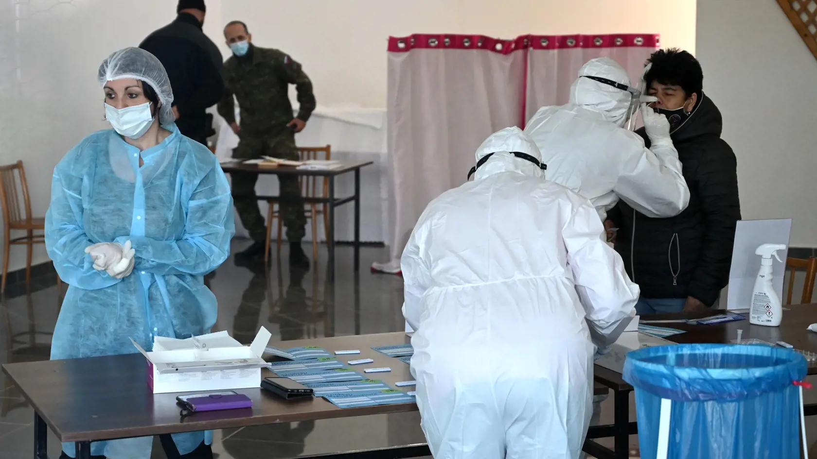 Na Slovensku sa začalo celoplošné testovanie na ochorenie COVID-19. Testovať sa bude od soboty 31. októbra do nedele 1. novembra. Vytvorených má byť viac ako 5000 odberných miest a 4901 odberných tímov.  Na snímke testovanie v dome smútku obce Lastovce v okrese Trebišov v sobotu 31. novembra 2020. FOTO TASR - Roman Hanc