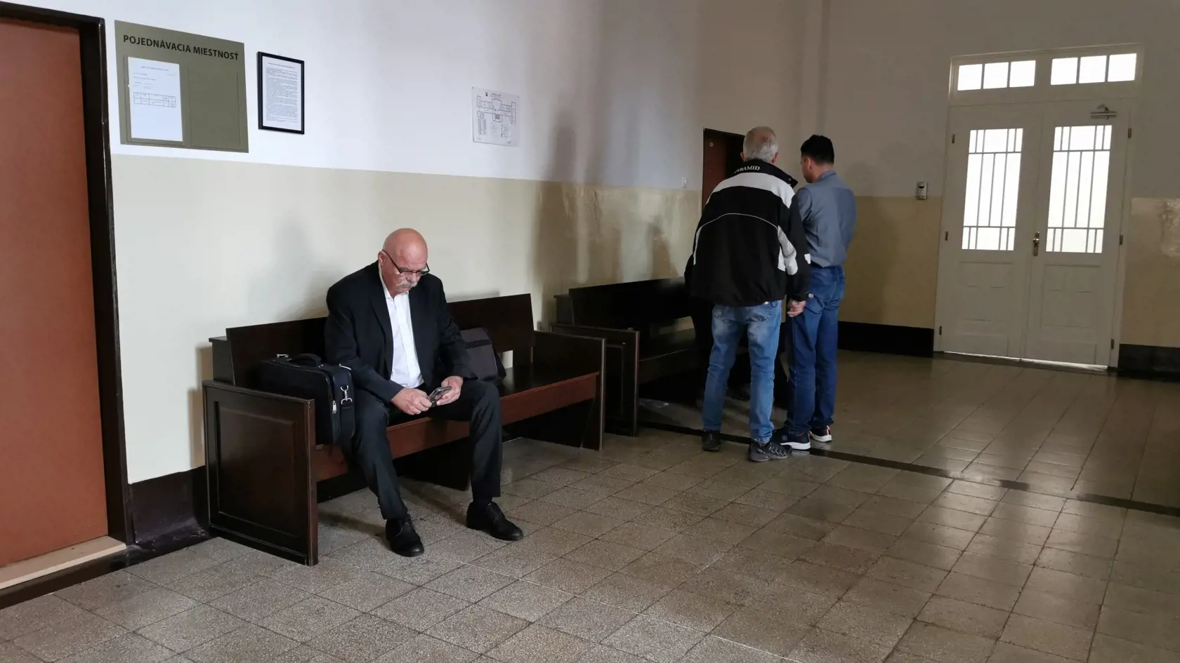Napriek tomu, že na súd sa dostavili obaja obžalovaní, prokurátor, traja poškodení aj štyri obhajcovia, pojednávanie sa nezačalo. Neprišiel totiž jeden sudca, člen senátu.