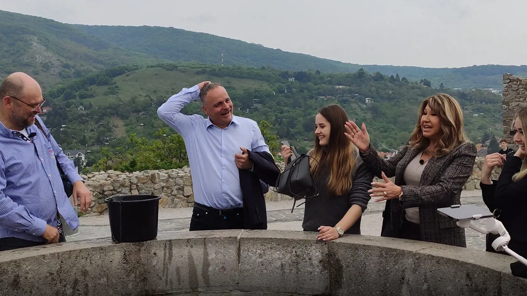 Rodinka Geissenovcov navštívila počas druhého dňa svojej návštevy na Slovensku zrúcaninu hradu Devín v Bratislave. Carmen, Roberta, Shaniu a Davinu sprevádzali predseda BSK Juraj Droba a minister hospodárstva Richard Sulík.