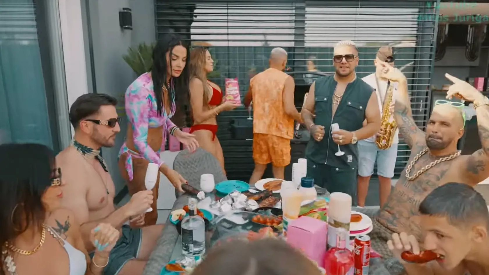 S Cico Band prespievali ikonickú pieseň What Is Love.