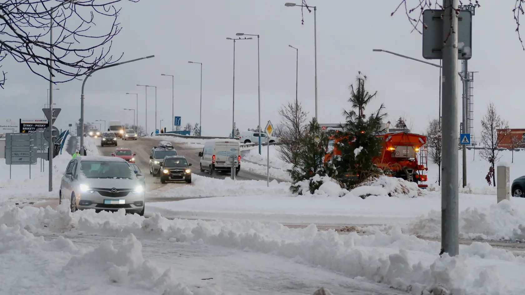 Takto vyzerá Poprad po veľkej nádielke snehu.