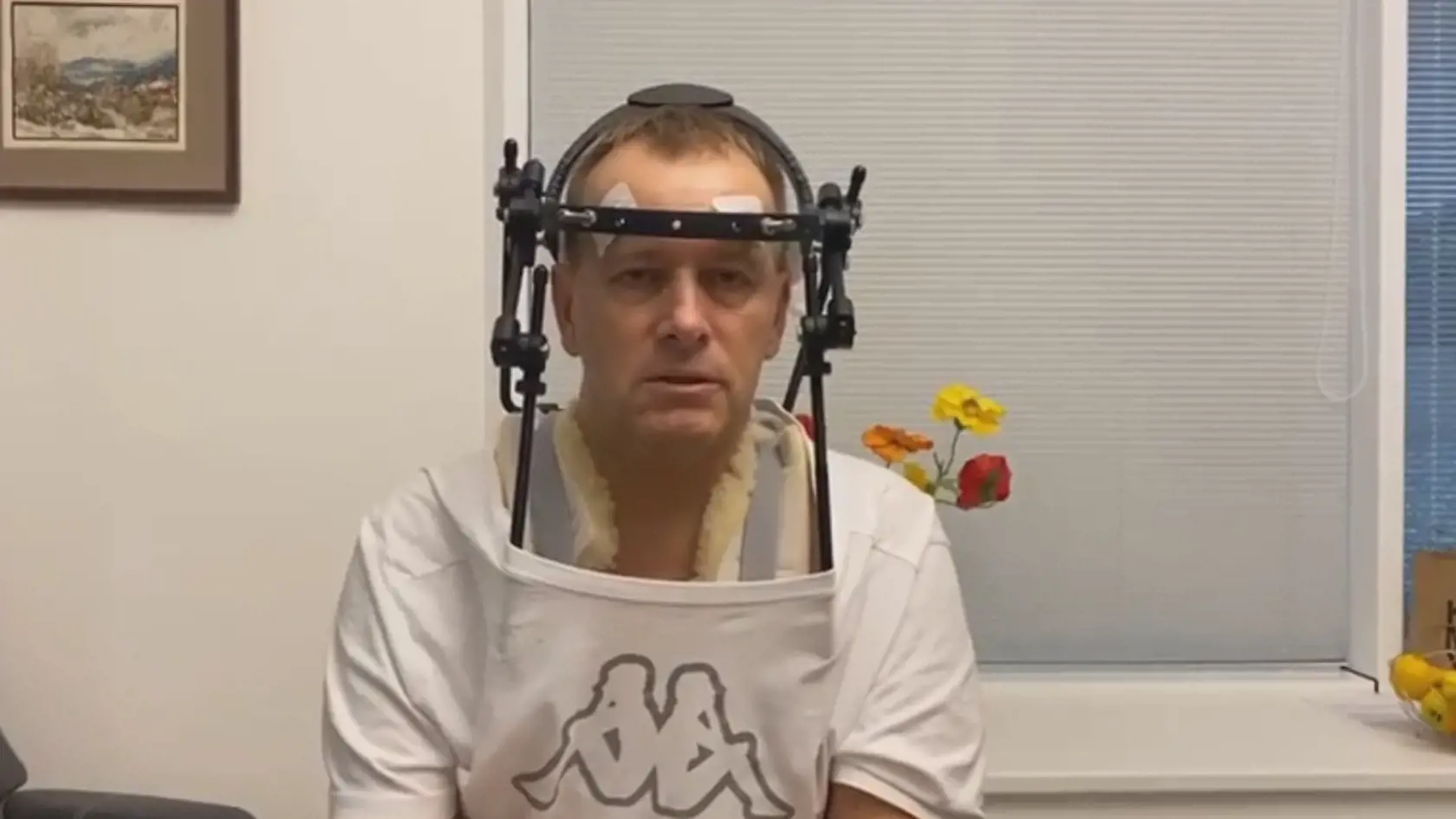 Boris Kollár po nehode vyše mesiaca ležal v nemocnici a potom veľmi dlho nosil kovovú konštrukciu okolo hlavy.