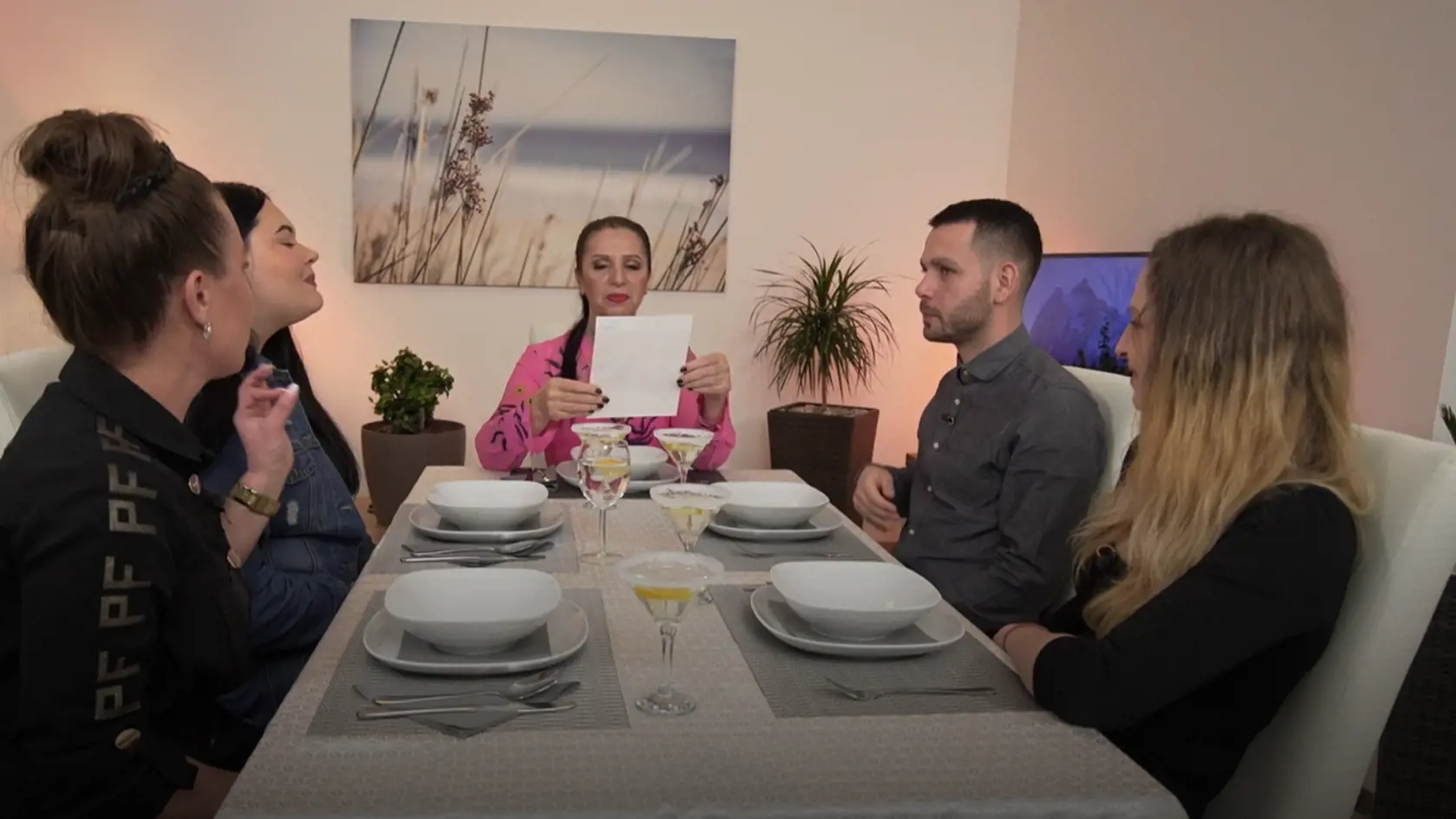 Nora Kabrheľová hostí opäť privíta v požičanom príbytku. Tentoraz v apartmáne v Dunajskej Lužnej, ktorý je priamo pri jazere.