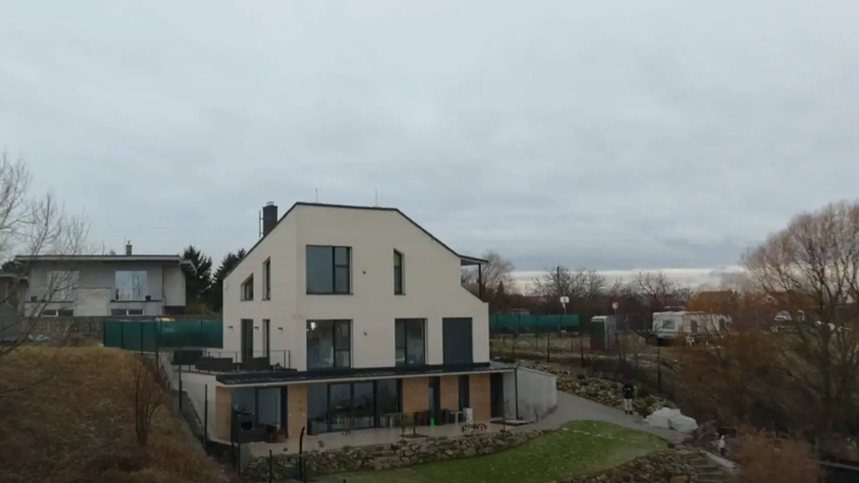 Nora Kabrheľová hostí opäť privíta v požičanom príbytku. Tentoraz v apartmáne v Dunajskej Lužnej, ktorý je priamo pri jazere.