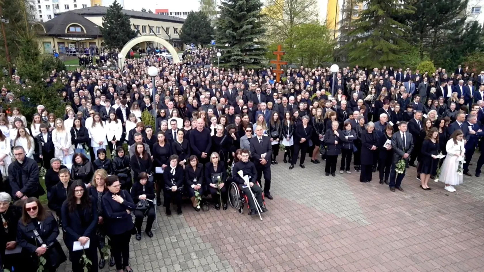 Najsmutnejší pohreb, aký tu kedy vystrojili! V Starej Ľubovni sa o 10. hodine začala posledná rozlúčka s tromi obeťami sobotňajšej tragickej nehody pri Spišskej Kapitule. Vyprevadiť Lucku (†17), Sofiu (†18) a Katku (†17) sa chystajú davy ľudí. Ťaživá clivota zahalila celé mesto.