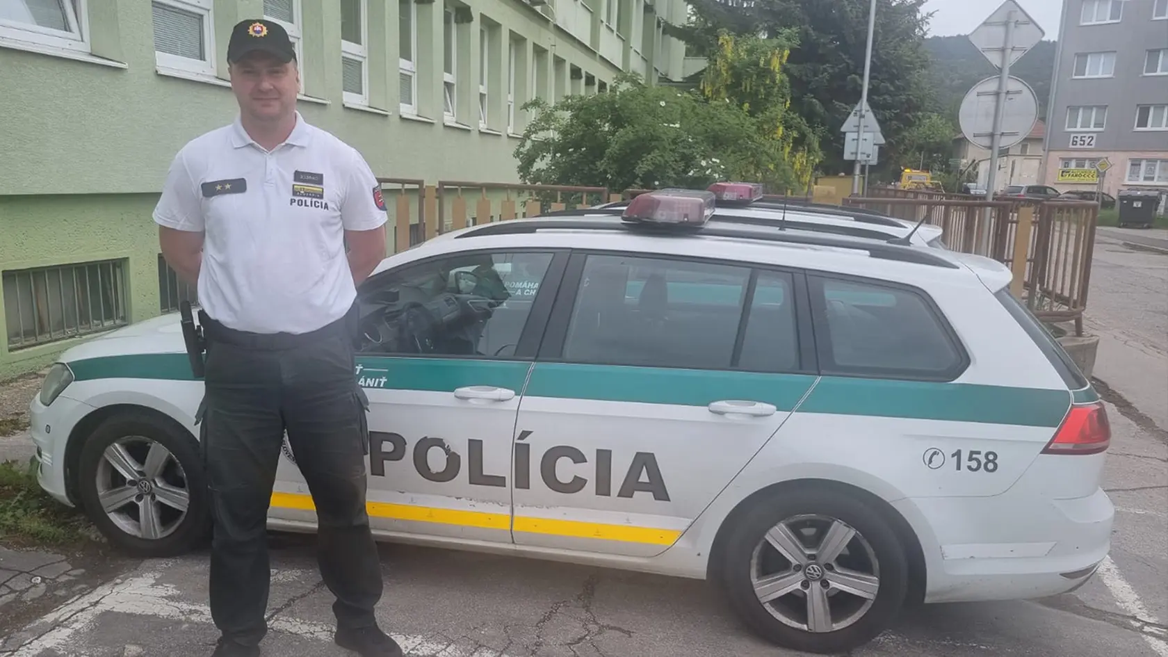 Policajt počas skúšok v autoškole pomáhal zakliesnenému vodičovi.
