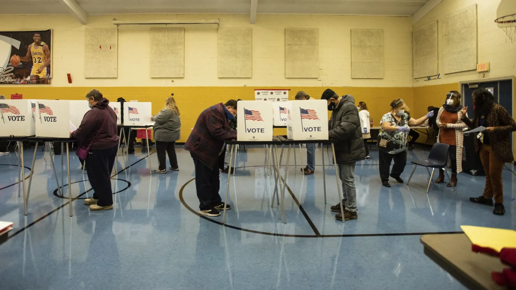 EBE 3 Lansing - Na snímke voliči hlasujú vo volebnej miestnosti počas prezidentských volieb v Lansingu v americkom štáte Michigan 3. novembra 2020. FOTO TASR/AP