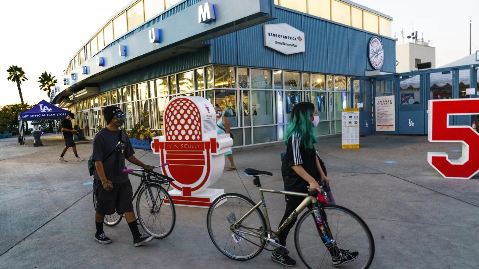JB 42 Los Angeles - Prvovolička Wanda Carrillová s priateľom Erickom Hernandezom tlačia bicykle počas ich príchodu na hlasovanie v prezidentských voľbách USA pred štadiónom Dodger Stadium v Los Angeles 2. novembra 2020. FOTO TASR/AP