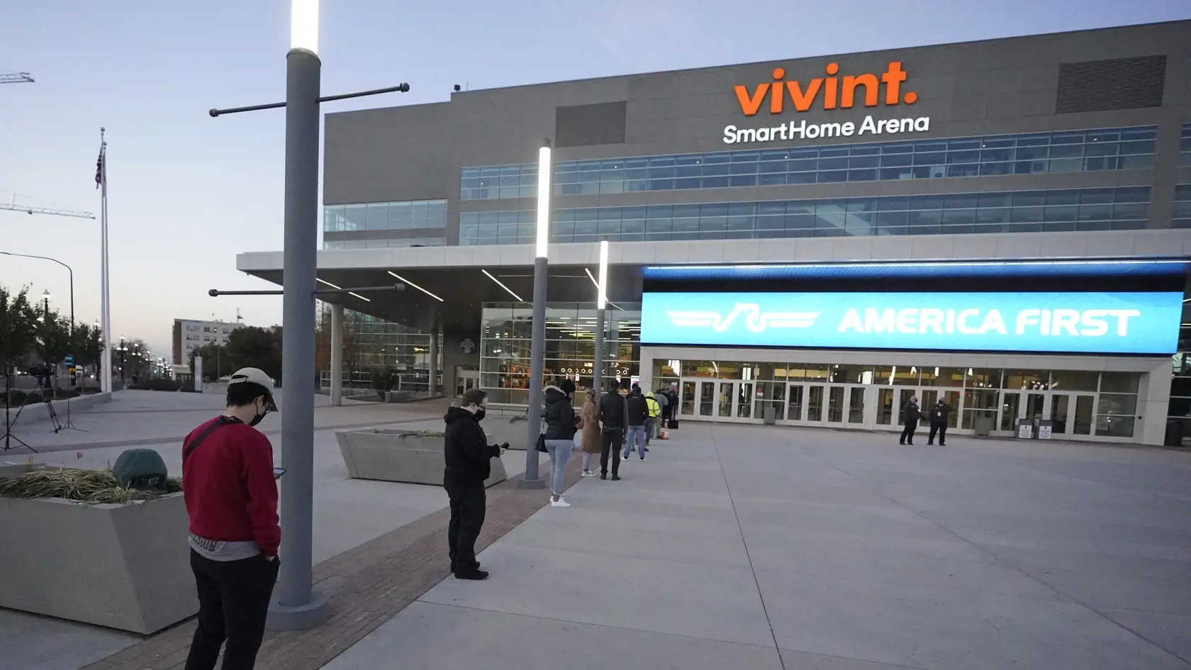 EBE 13 Salt Lake City - Na snímke voliči stoja v rade pred Vivint Smart Home Arenou v utorok 3. novembra 2020 v Salt Lake City. FOTO TASR/AP