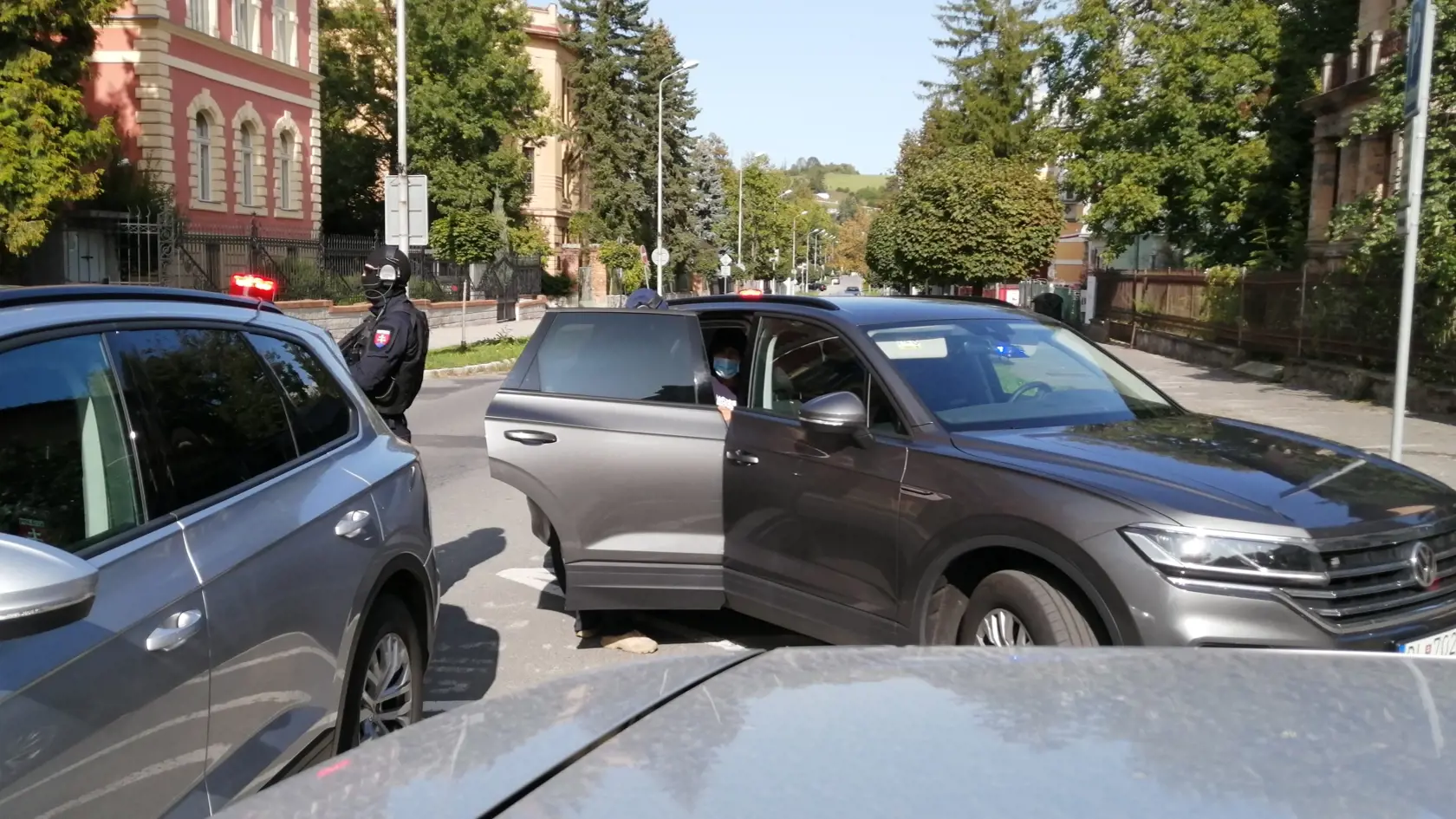 Príchod Ľudovíta Makóa na Špecializovaný trestný súd, ktorý rozhodne o jeho vzatí, alebo nevzatí do vyšetrovacej väzby.