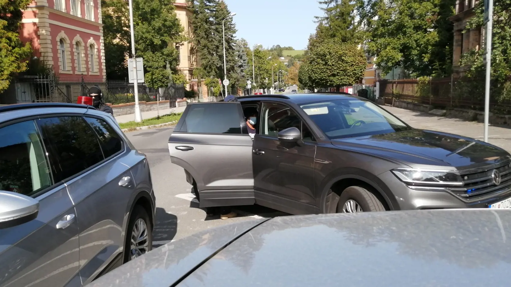 Príchod Ľudovíta Makóa na Špecializovaný trestný súd, ktorý rozhodne o jeho vzatí, alebo nevzatí do vyšetrovacej väzby.