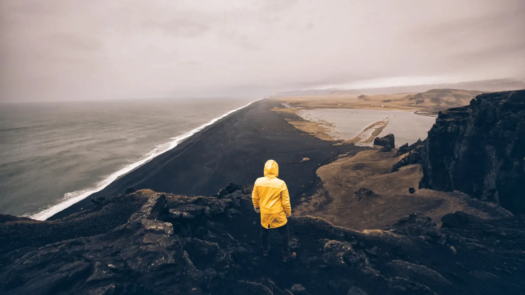 Explorer,On,The,Icelandic,Tour,,Traveling,Across,Iceland,Discovering,Natural