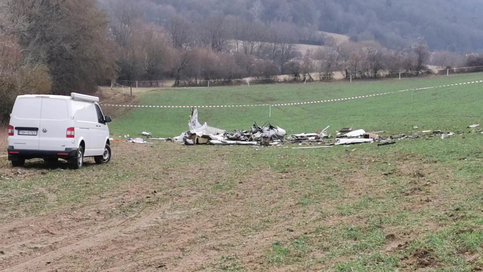 Deň po tragickom nešťastí sú trosky zrúteného lietadla stále na poli, miesto obhliadajú pracovníci Leteckého a námorného vyšetrovacieho útvaru. Na snímke zrútené lietadlo v Trenčianskych Stankovciach 23. februára 2023.