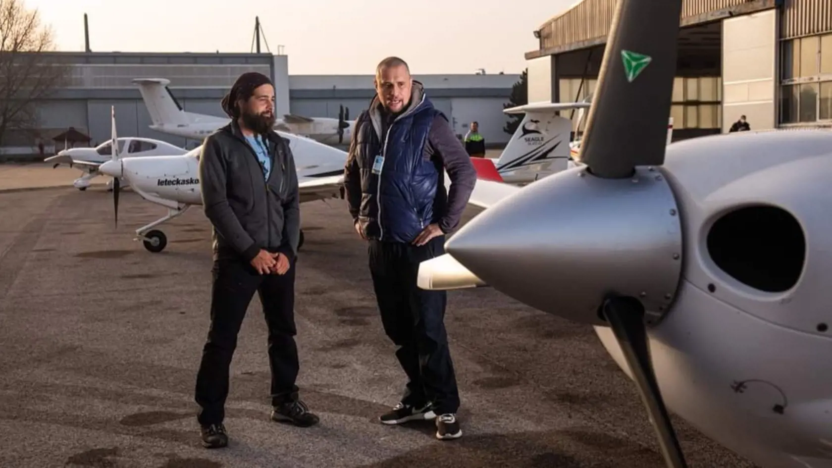 Pilot Marián Oravec bol súčasťou JetAge od založenia v roku 2016. "Bol stelesnením hodnôt, ktorých sa držíme. Charakterizovala ho zodpovednosť. Bol to priamočiary človek, rovný. Na nič sa nehral. Pre svojich študentov aj pre nás kolegov bol inšpiráciou. Bol vynikajúcim pilotom a inštruktorom. Pod krídla vzal od roku 2016 viac ako 400 študentov a sám nalietal tisíce hodín," napísala na svojej stránke spoločnosť JetAge.