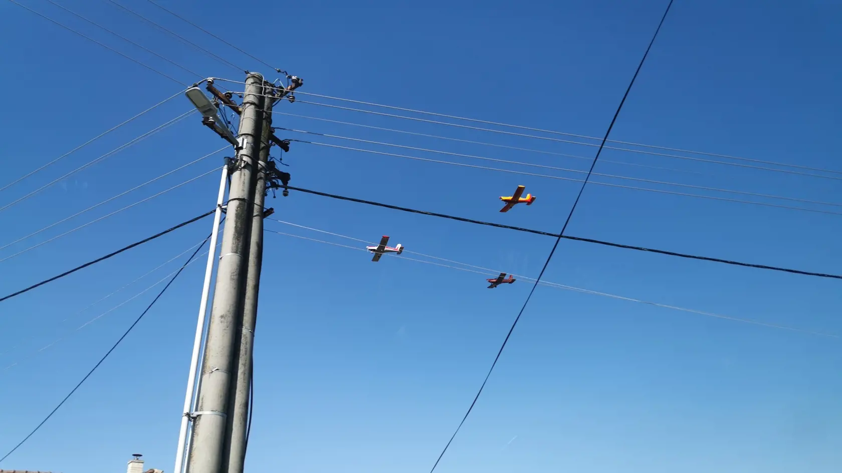 S pilotom Majom Oravcom sa rozlúčili aj kamaráti piloti, trikrát preleteli nad cintorínom v Behynciach.