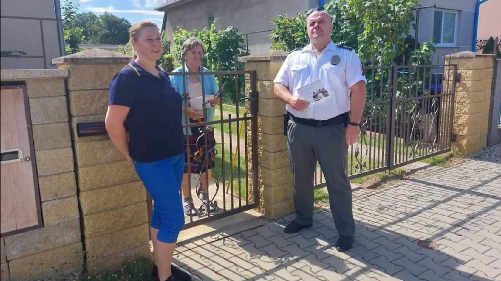 Policajti spolu s poštármi navštevujú seniorov, ktorých varujú pred podvodníkmi.