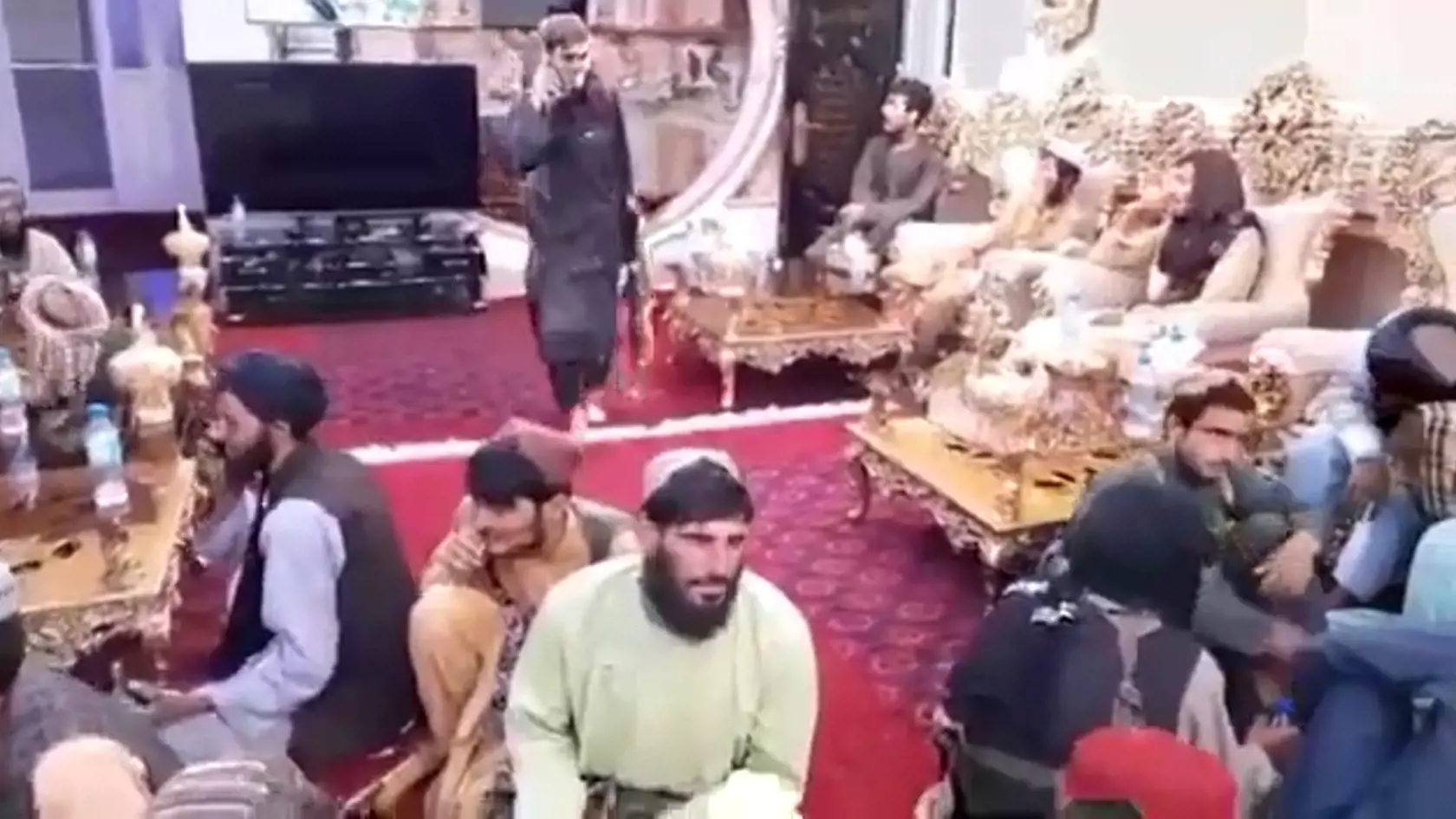 Víťazstvo nad afganskou vládou vyhlásili v nedeľu z prezidentského paláca v Kábule desiatky bojovníkov islamistického hnutia Taliban.
