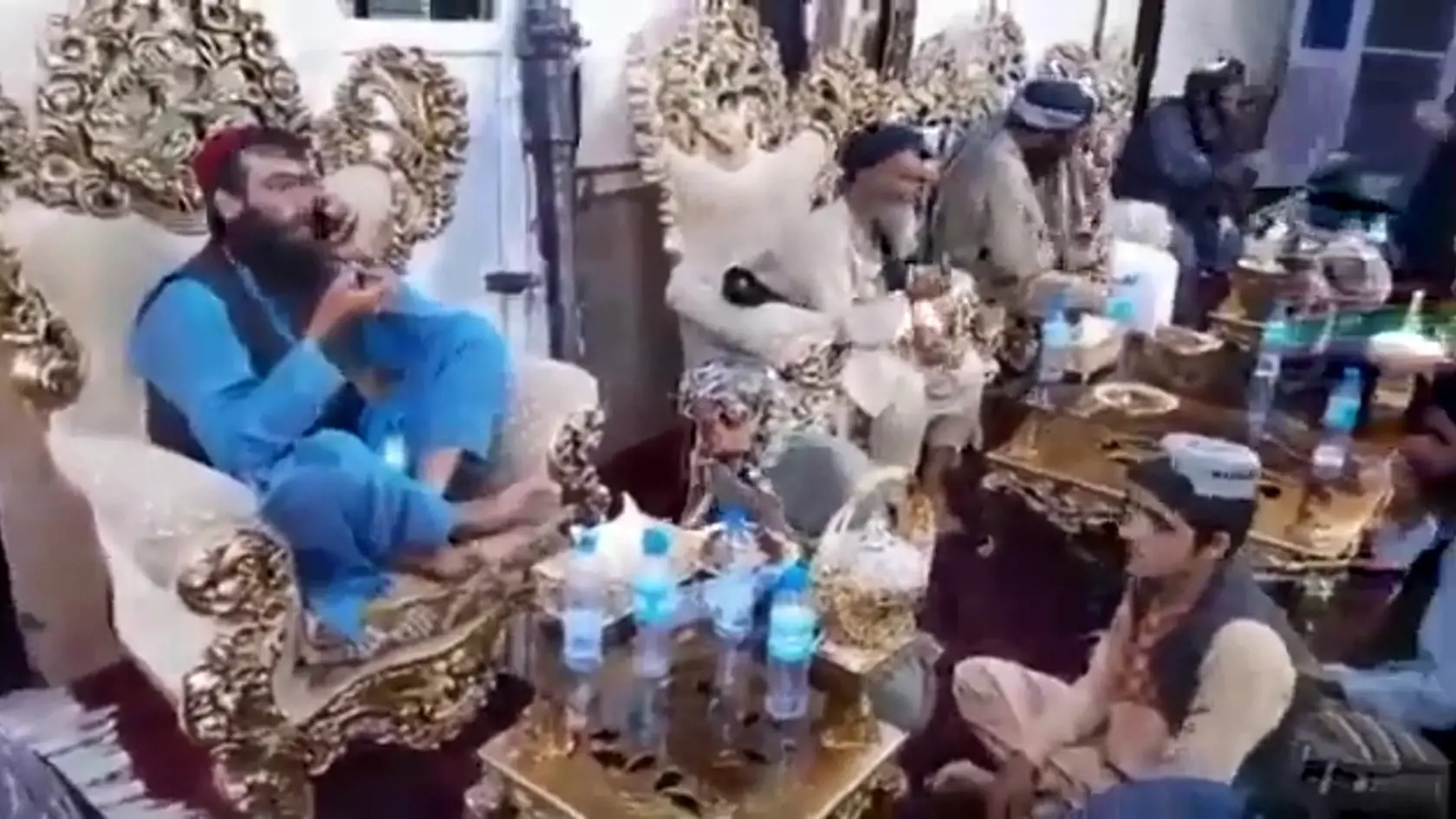 Víťazstvo nad afganskou vládou vyhlásili v nedeľu z prezidentského paláca v Kábule desiatky bojovníkov islamistického hnutia Taliban.