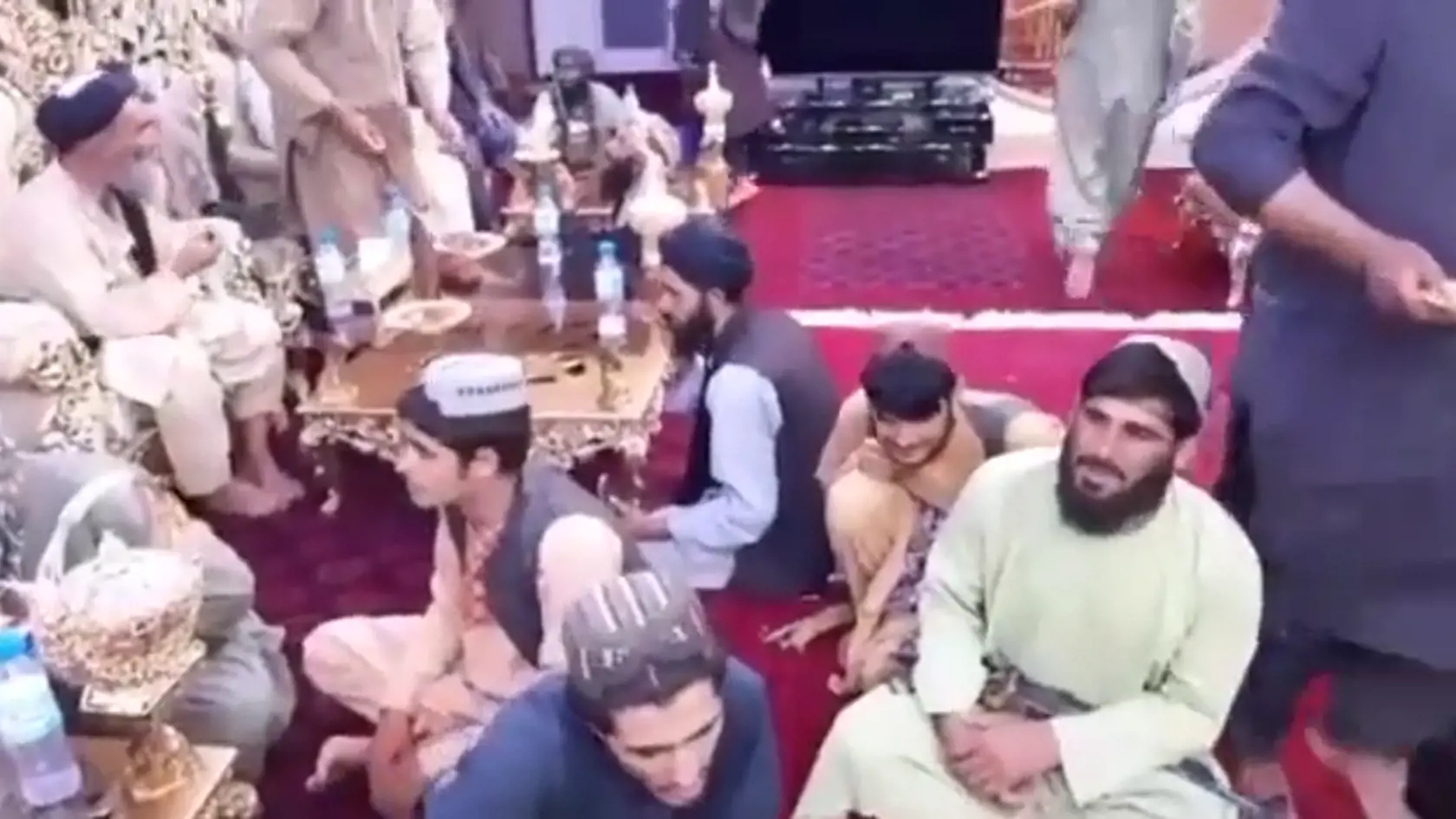 Víťazstvo nad afganskou vládou vyhlásili v nedeľu z prezidentského paláca v Kábule desiatky bojovníkov islamistického hnutia Taliban.