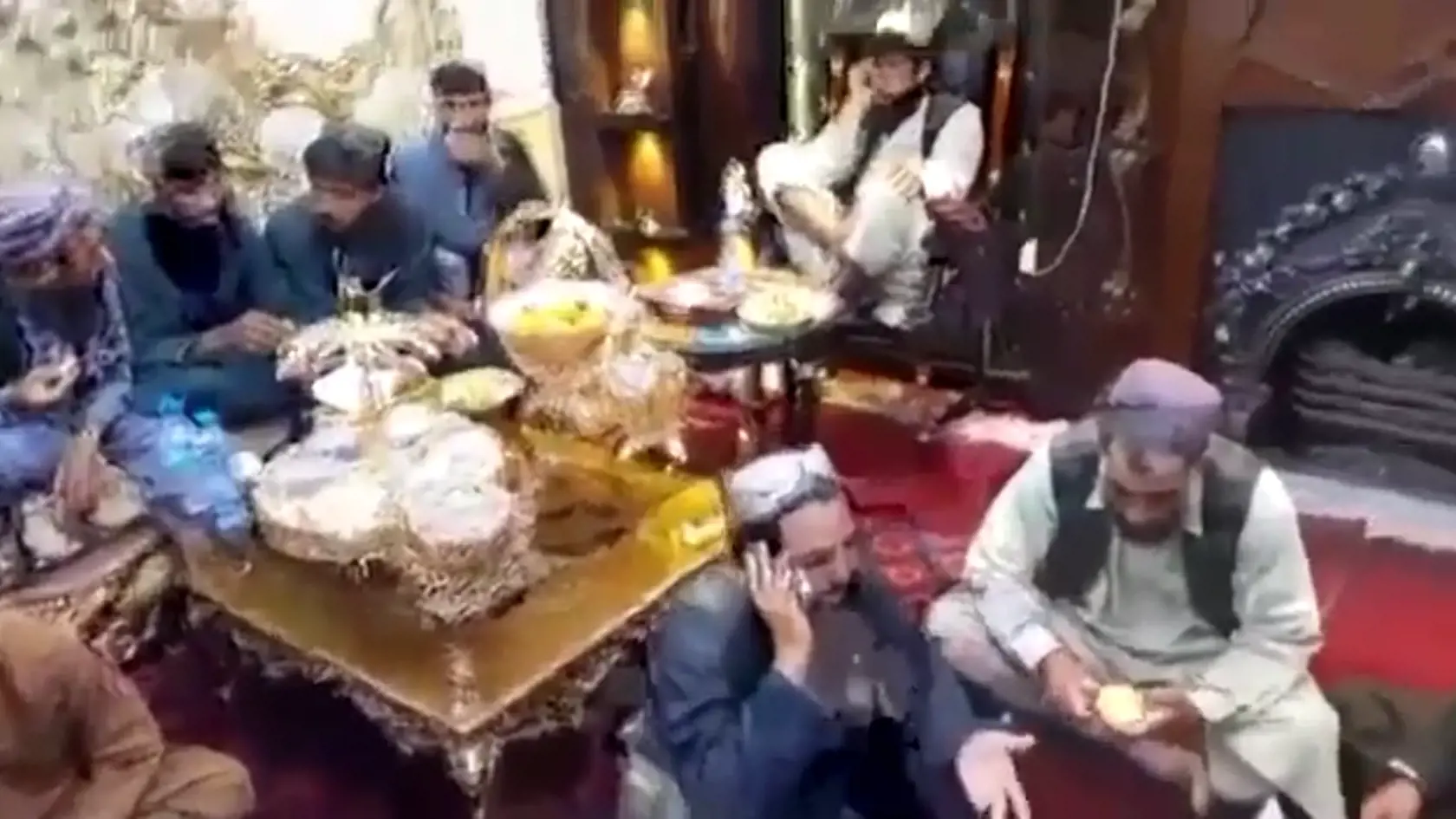 Víťazstvo nad afganskou vládou vyhlásili v nedeľu z prezidentského paláca v Kábule desiatky bojovníkov islamistického hnutia Taliban.