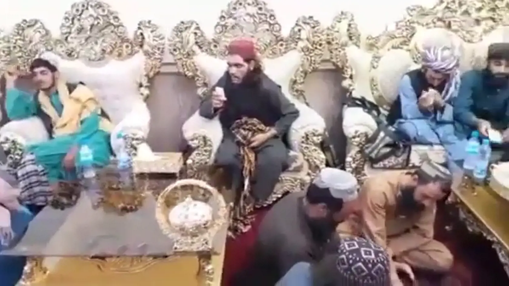 Víťazstvo nad afganskou vládou vyhlásili v nedeľu z prezidentského paláca v Kábule desiatky bojovníkov islamistického hnutia Taliban.
