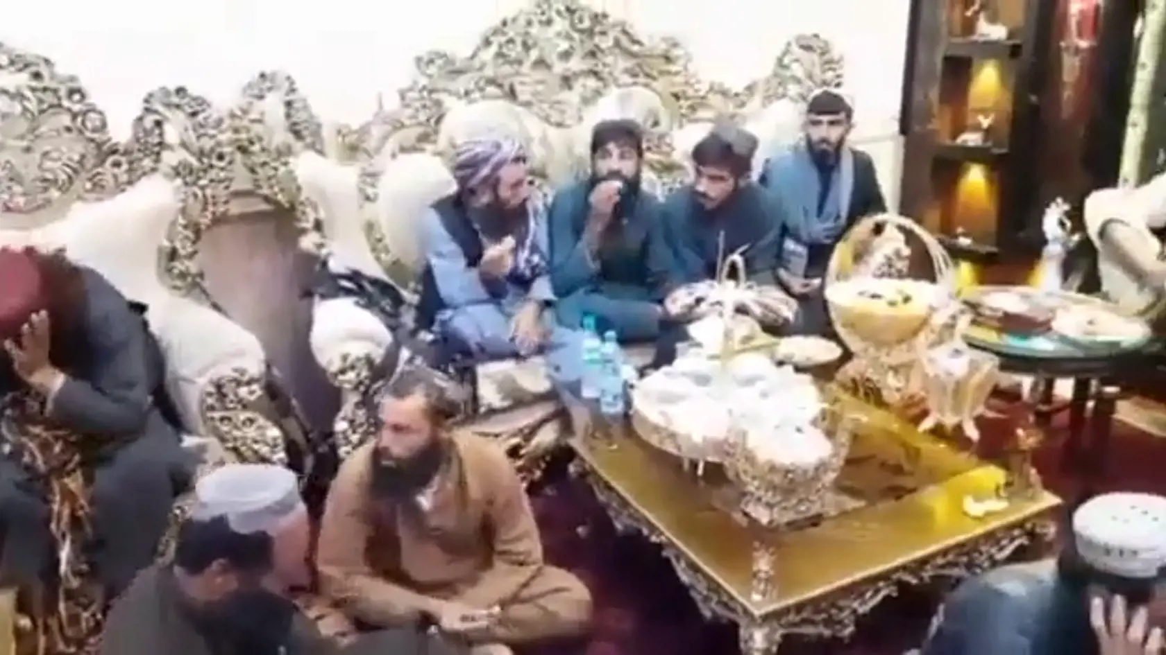 Víťazstvo nad afganskou vládou vyhlásili v nedeľu z prezidentského paláca v Kábule desiatky bojovníkov islamistického hnutia Taliban.