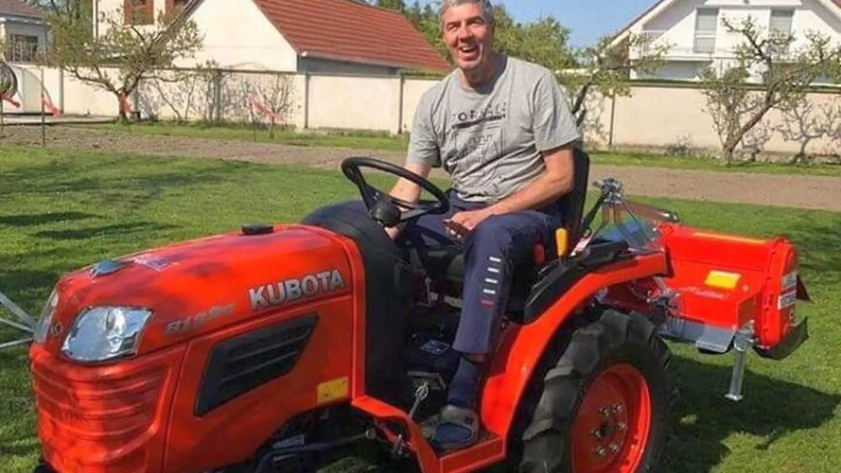 „Smith & Wesson, klasickú Čezetu, čo je veľmi dobrá výroba a ešte jeden malý americký kolt," prezrádza. „Okrem toho každý pondelok hráme s kamarátmi karty, konkrétne šnapsa a ostáva mi čas aj na čítanie," uzatvára Bugár so slovami, že popri týchto aktivitách pracuje spoločne s kolegom na dokončení knihy „30 rokov v politike".