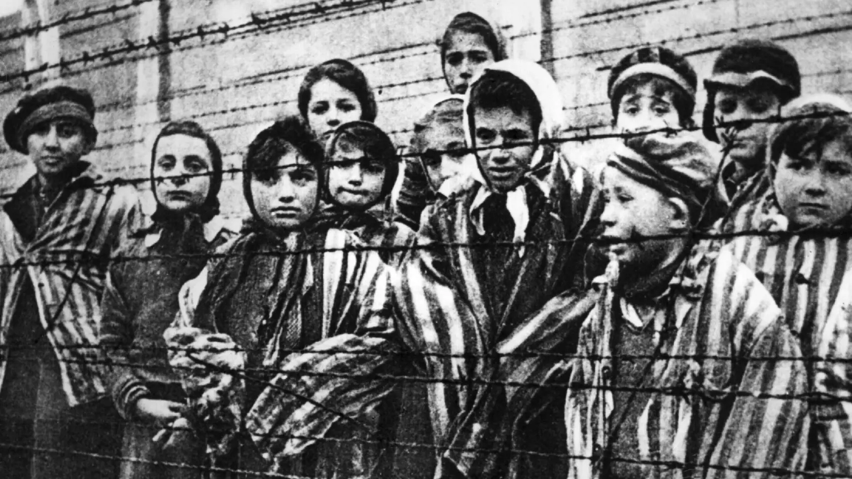 Svetová verejnosť si 27. januára každoročne pripomína utrpenie židovskej komunity počas druhej svetovej vojny. Práve v tento deň v roku 1945 bol oslobodený komplex koncentračného tábora Auschwitz-Birkenau. Počas holokaustu v období druhej svetovej vojny zabili nacisti šesť miliónov Židov.