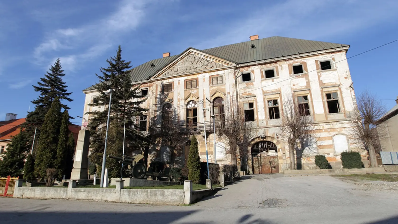 Takto vyzeral kaštieľ pred obnovou.