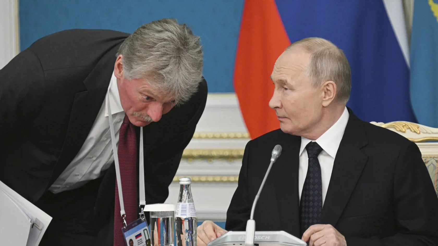 Hovorca Kremľa Dmitrij Peskov a ruský prezident Vladimir Putin.