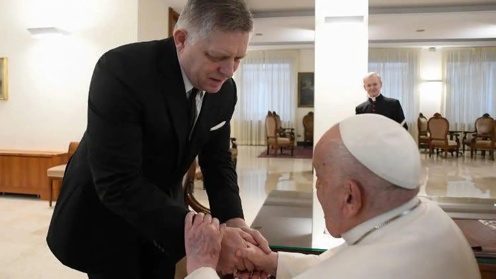 „Pápežovi Františkovi, za jeho statočný, obetavý, skromný a príkladný život, vzdávam hlboký a úprimný hold obdivu, úcty i vďaky. Ako človeku hlbokej viery mu zo srdca prajem  plnosť všetkého, čomu celý život úprimne veril i obetavo do posledného dychu slúžil,“ napísal premiér Robert Fico. 