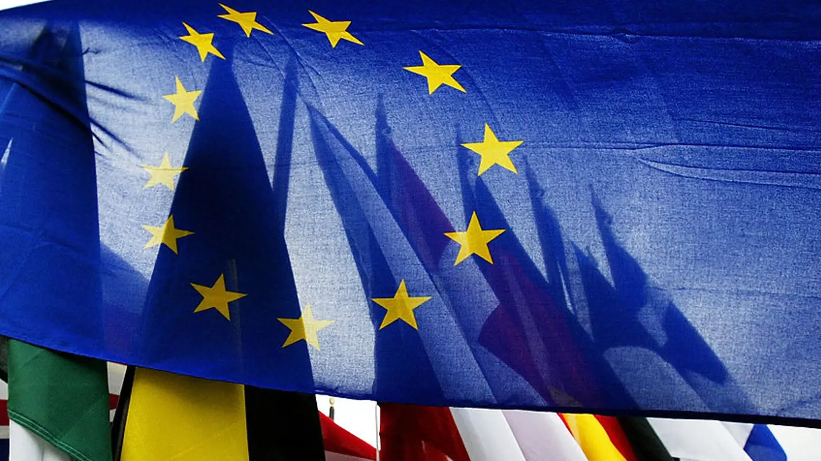 Ukrajina sa musí stať plnohodnotným členom Európskej únie a nepotrebuje žiadne alternatívy v podobe "európskeho politického spoločenstva", ktoré navrhuje Francúzsko. V sobotu v Kyjeve to oznámil ukrajinský prezident Volodymyr Zelenskyj na tlačovej konferencii s portugalským premiérom Antóniom Costom.