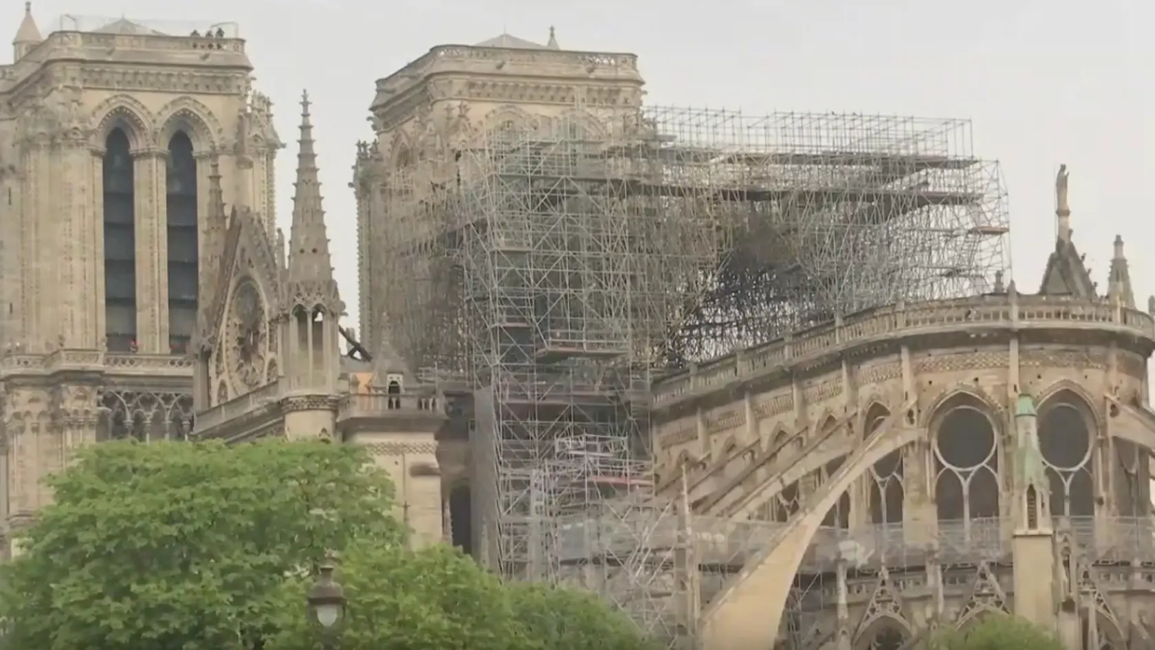 Notre-Dame figuruje v klasickom románe "Chrám Matky Božej v Paríži" od Victora Huga z roku 1831.
