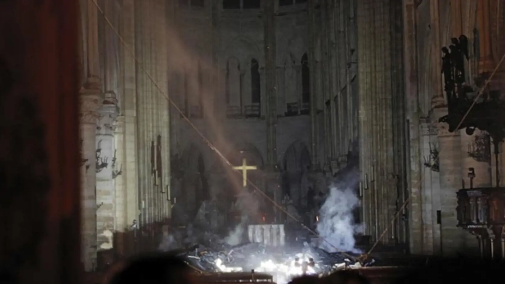 Hovoria o zázraku. Ľudia po celom svete zdieľajú fotografiu kríža, ktorý požiar prežil.