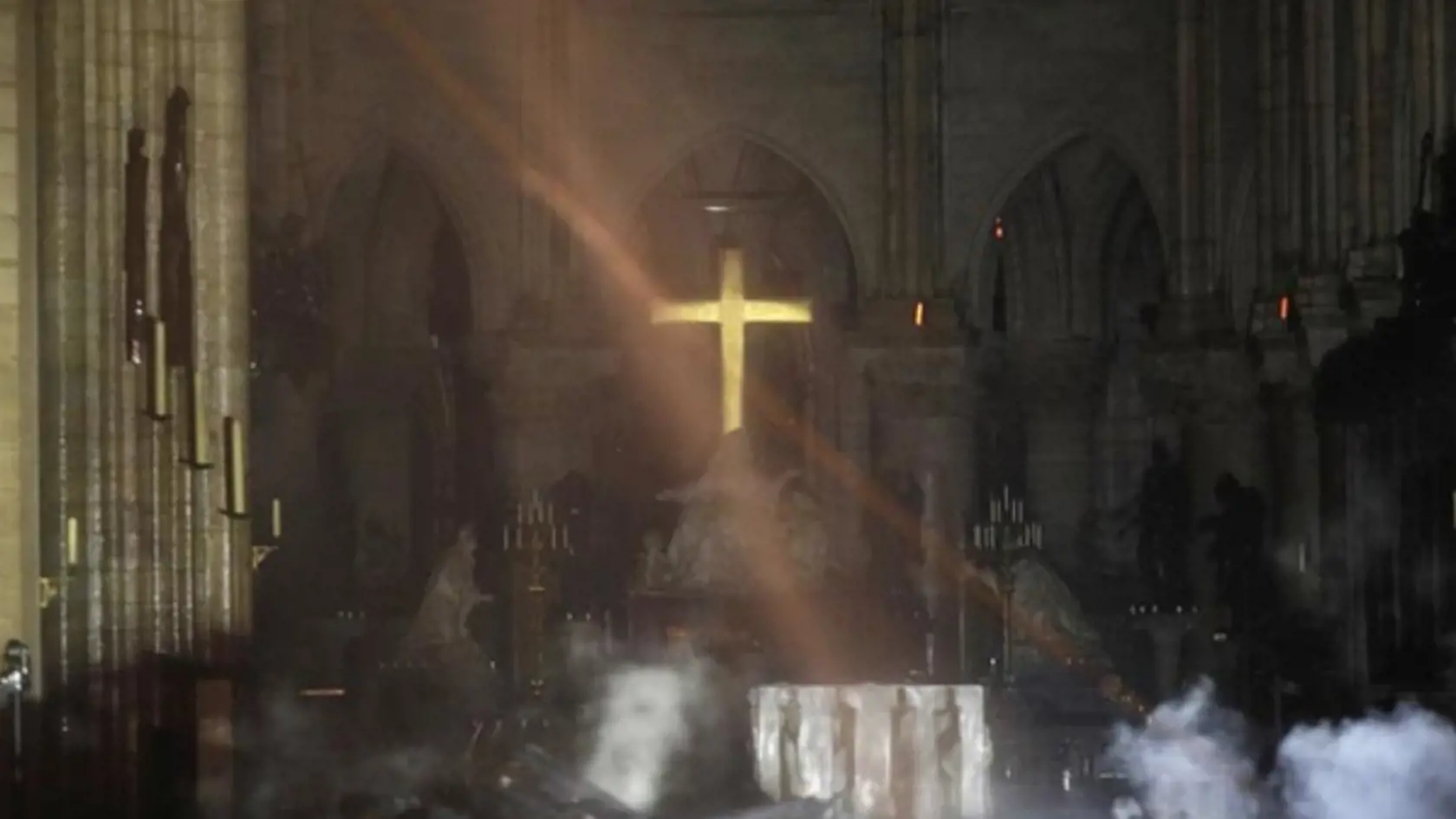 Hovoria o zázraku. Ľudia po celom svete zdieľajú fotografiu kríža, ktorý požiar prežil.