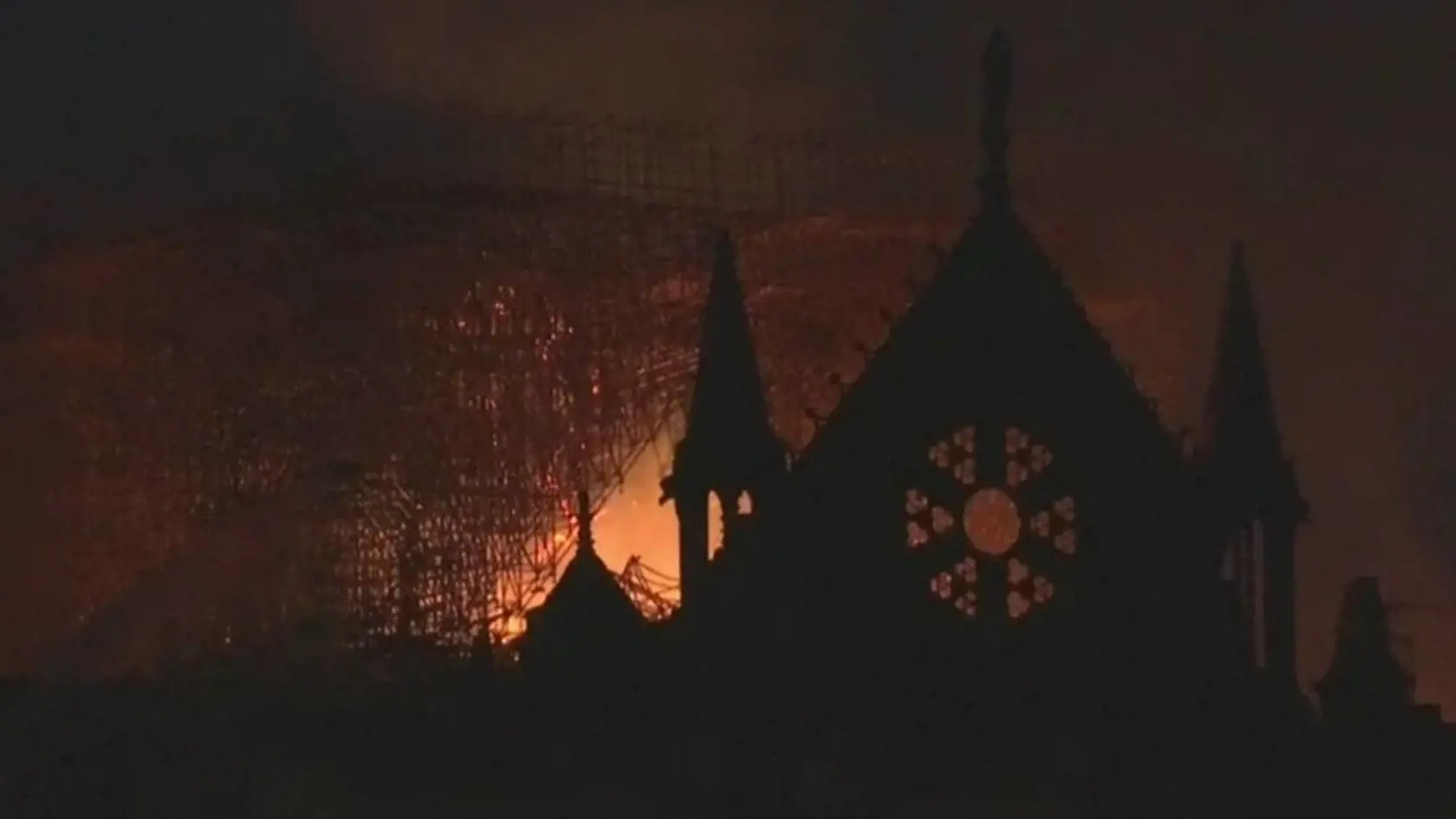 Katedrála Notre Dame v plameňoch