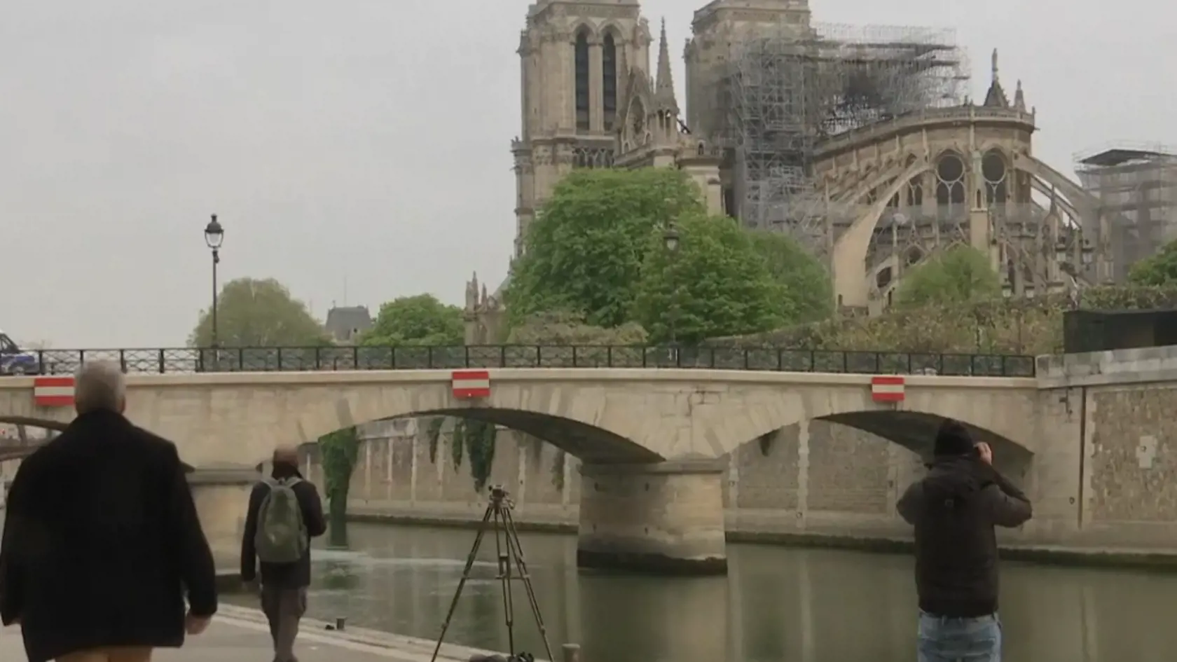 Na katedrálu bol ráno smutný pohľad. Dominanta Paríža je minulosťou.
