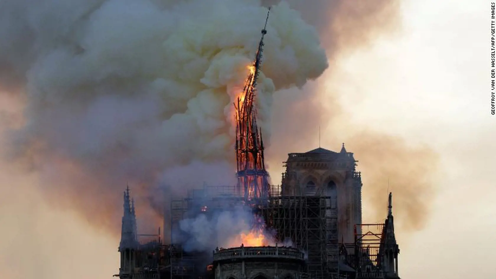 Katedrála Notre Dame v plameňoch